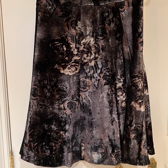 Tristan velvet skirt size 4 black, charcoal , beige. - Picture 3 of 4